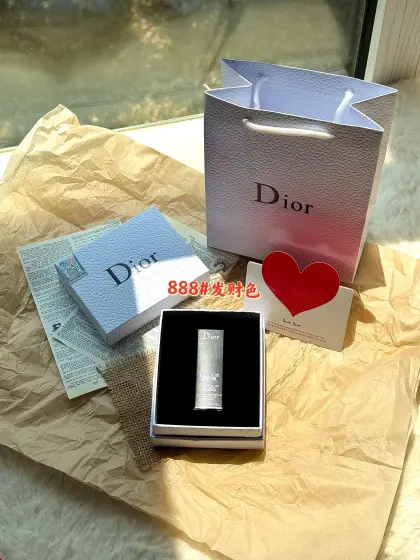 #送点讨喜的礼物不容易#【Di0r迪澳888#口红礼盒】 专柜同步在售,市面醉强版,毒家防伪细节!随意对比!掌柜重磅推荐给大家!正儿八经的渠D货源!每盒都带全球购防伪贴,并附赠海南免税城购物袋,全球购防伪贴刮开涂层扫码查询输入串码即可显示正规产品 关键掌柜这真的是白菜价,错过拍断大腿都没用! ⚠️口红不支持上嘴试用 ️ 只要涂抹就会有使用痕迹 ️影响到二次销售不退不换❗️敬请谅解 ️ 888#发财色太讨喜了,不仅好看还招财!限量版!这个Di0r888# 掌柜要一生推!真的贼好看!发财色,这个寓意还超级好啊,发发发,比999偏橘色一点!送礼物不知道送什么的也推荐这支口红! 光冲着包装剁手都要买!送谁谁都爱!真的炒鸡浪漫! 渠D货永远都是疯抢一空的,毕竟特殊,量少,物以希为贵!过了这个村就没这个店了!相信我,好货不等人,闭眼入!